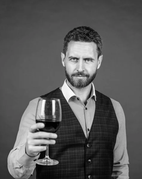 Podnikatel pije červené víno. na zdraví šťastného Valentýna. alkohol pití. — Stock fotografie