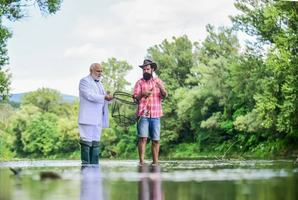 Para la jubilación trae reposo. abuelo y drandson de pesca. Idea atrayendo dinero. Pescadores. hobby y recreación. Éxito. hombre de negocios retirado. amistad masculina. hombre de negocios celebrar la jubilación —  Fotos de Stock