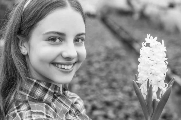 Um sorriso agradável. horticultura. atividade de jardinagem para criança. feliz adolescente florista menina em estufa. — Fotografia de Stock