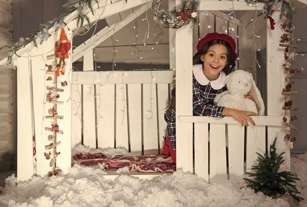 Happy child celebrating new year holiday in decorated Xmas house and waiting for santa, christmas time — стоковое фото