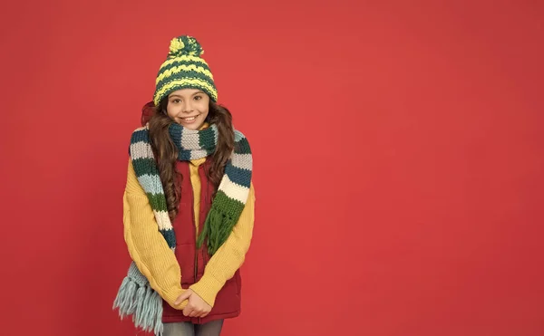 Szczęśliwy nastolatek dziewczyna w dzianiny szalik i kapelusz nosić ciepłe ubrania w sezonie zimowym, przestrzeń do kopiowania, casual styl — Zdjęcie stockowe