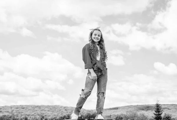 Έφηβος κορίτσι φορώντας casual ρούχα μόδας, hipster στυλ — Φωτογραφία Αρχείου