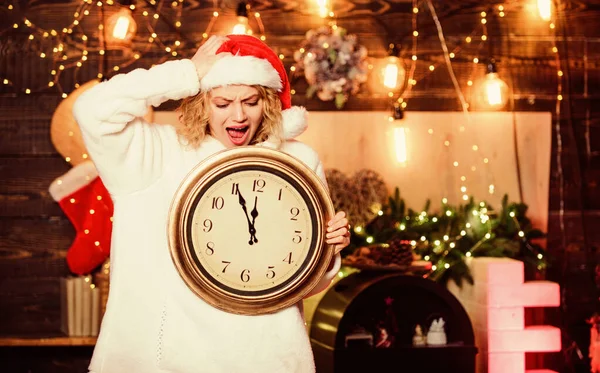 记住这些时刻。 快乐的女人该庆祝了 寒假。 是时候过圣诞节了。 戴着红色桑塔帽的女孩。 午夜。 新年快乐。 圣诞节的准备工作。 圣诞节的气氛。 女人的钟表 — 图库照片