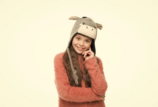 Niña pequeña en sombrero de punto y guantes. actividad navideña de Navidad. divertido niño acogedor suéter aislado en blanco. clima frío de invierno. ropa de abrigo y accesorios de moda. Feliz infancia. de punto de peso pesado. — Foto de Stock