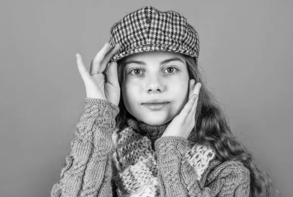 Linda niña en ropa de otoño con estilo, tendencia — Foto de Stock