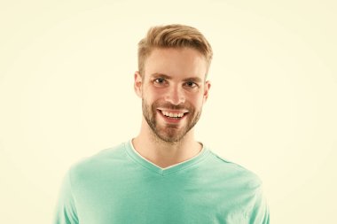 Sakallı saçlara daha çok dikkat et. Beyaz sakallı adam. Mutlu sakallı adam. Sakallı suratlı, traşsız bir model. Sakal ürünleri. Traş salonu. Berber dükkanı. Berberde.