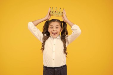 Güzel prenses. En iyisi. Prenses hayatı. Lüksün sembolü. Küçük prenses. Sınıfın kraliçesi. Okul öğrencisi. Başarı kavramı. Sevimli küçük çocuk şampiyonu kız. Küçük kazanan taç giyme töreni