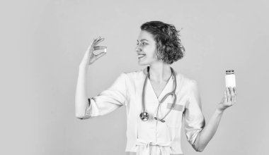 Vitamin. İşe yarar ilaçlar. Doktor ilaç tableti öneriyor. Ağrı kesicinin özelliklerini tanıtmak. Kadın doktor hastaya bir kavanoz hap verir. Kendine güvenen doktor elinde bir hap şişesi tutuyor.