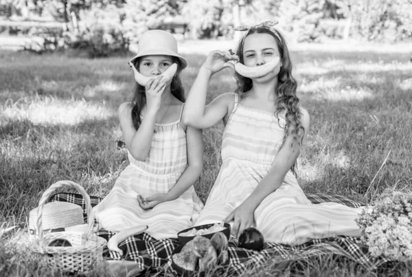 Banana sorridi. Piccole sorelle che fanno picnic estivo con cibo sano — Foto Stock