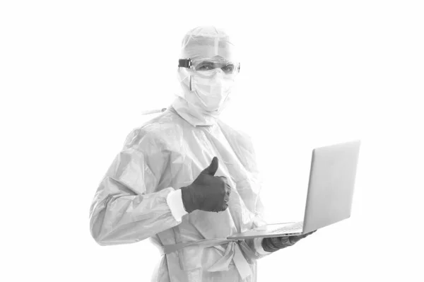 Mężczyzna lekarz epidemiolog noszenie maski respiratora i bezpieczeństwa strój ochronny podczas pandemii koronawirusa pandemii trzymać notatnik i pokazać kciuk w górę, dobre wyniki badań — Zdjęcie stockowe