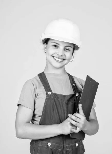 Χαρούμενο παιδί εργάτης χρησιμοποιώντας τη στολή κτιρίου και το φάκελο, αρχιτεκτονική — Φωτογραφία Αρχείου