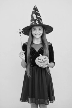 Büyü. Balkabaklı cadı şapkalı çocuk. Çocuk sihirli değnekle mucizeler yaratıyor. Karnaval kostüm partisi. Şeker mi şaka mı? Bayramları kutlarız. Balkabağı feneri. Cadılar Bayramı cadısı kız. Mutlu çocukluk