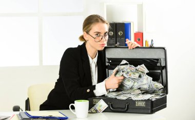 Kara para. Güvenlik nakit para tasarrufu. Bankacılık kavramı. Finansal sigorta. Kişisel muhasebeci. Zenginlik ve refah. Kredi parası. Yatırım parası. Aşırı kazanç ve yasadışı faaliyetler