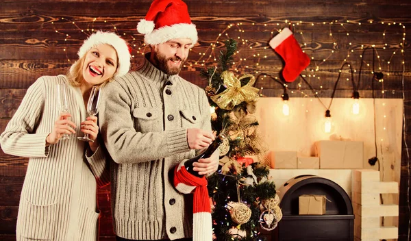 A vida juntos. casal apaixonado Papai Noel beber vinho. Está na hora dos presentes. Feliz Ano Novo. Férias familiares. celebrar o Natal juntos. vendas temporada de inverno. Hora da saudação. mulher e homem amor xmas presentes — Fotografia de Stock