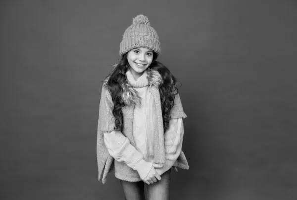 Alegre y positivo. adolescente con prenda de lana suave. tendencias de ropa de abrigo. felicidad infantil. niño usar accesorio de punto. disfrutar del clima y la suavidad. suéter acogedor. otoño temporada moda — Foto de Stock