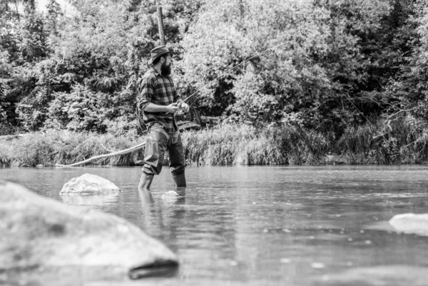 Scelgo la mia passione. uomo cattura il pesce. uomo maturo pesca a mosca. pescatore mostrano tecnica di pesca uso canna. attività sportiva e hobby. pescatore esperto in acqua. Pesca a mosca di successo. weekend estivo — Foto Stock