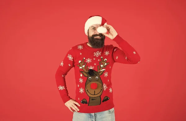 Kedves Télapó! Boldog karácsonyt! Vidám szakállas férfi télapó kalapban és pulcsiban. brutális hipszter ünnepli a karácsonyi partit. téli ünnepi előkészületek. férfi téli kötöttáruha divat. Boldog új évet! — Stock Fotó