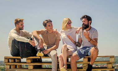 Gerçek dostluk. En yakın insanlara karşı samimi olmak. Erkekler ve kadınlar doğa hakkında konuşuyorlar. Arkadaşlarla vakit geçirmek. Fikirleri tartışıyoruz. Yaz tatili. Neşeli arkadaşlar rahatlıyor. Kaygısız arkadaşlar.