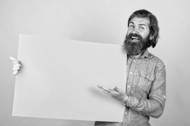 Olgun sakallı adamın uzun saçı var. Kağıdı bastırın, kopyalayın, bilgi alın.