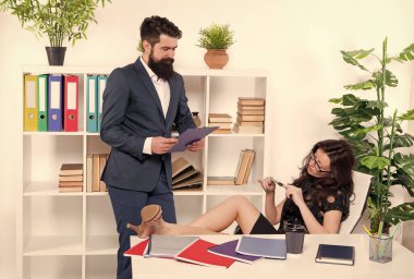 Kibirli bayan patron. Resmi görevlerde tutarsızlık. Patron ve çalışan. Dişi erkeğe karşı. Ofisteki iş çifti. İş kadını bugün tembellik ediyor. Kız patron. Üst düzey yönetici. Kaprisli patron.