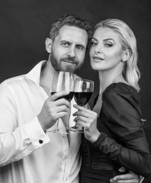 女性とワイングラスを持つ男の愛のセクシーなカップルが抱擁し、空間的な機会を祝う,日付 — ストック写真