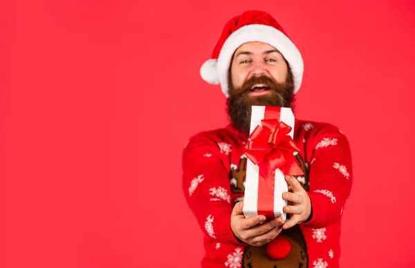 Это для тебя. Хипстеры наслаждаются праздником. Готов к празднованию вечеринки. Человек Санта ждет рождественского подарка. Утром перед Рождеством. бородатый мужчина в свитере. Концепция новогоднего шопинга. копировальное пространство — стоковое фото