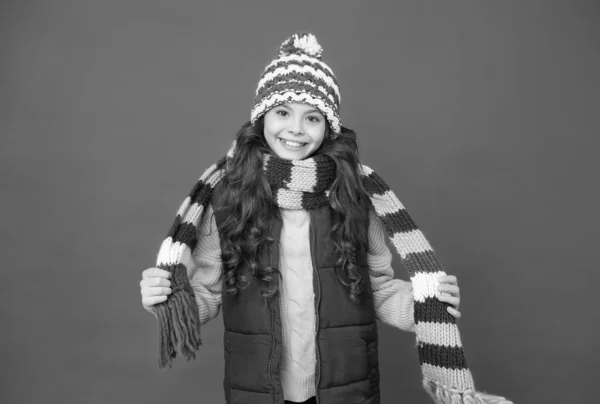 Stilfullt barn i stickad klädsel vård hälsa i kall årstid, vinter mode — Stockfoto