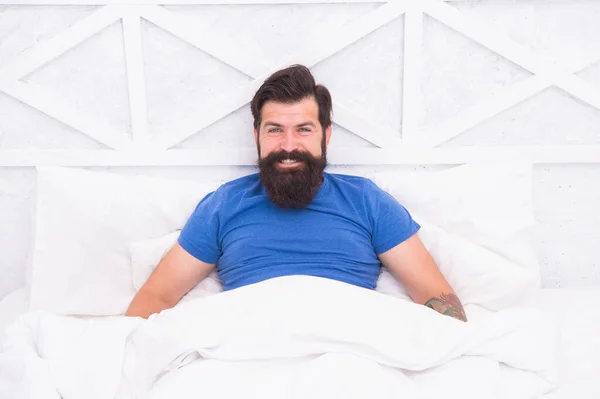 Gülen sakallı adam, rahatla evde yatarak, sabah — Stok fotoğraf