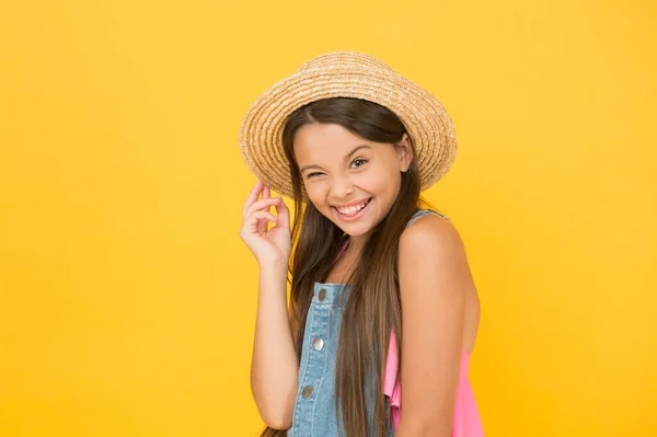 Lleno de alegría. Feliz infancia. niña alegre usar sombrero de paja. moda de playa para niños. niño pequeño sobre fondo amarillo. alegría y actividad de vacaciones. belleza. vacaciones de verano tan esperadas —  Fotos de Stock