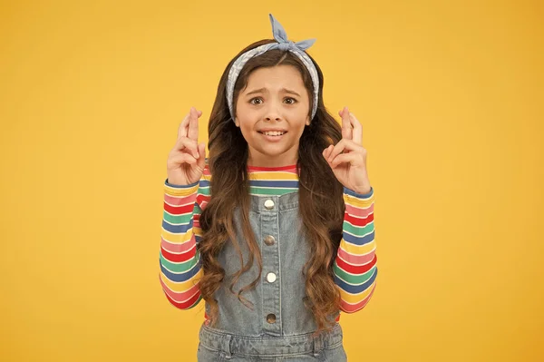 Hoop op het beste. Leuke baby hoofddoek strik. Schattig klein meisje met perfect lang haar. Shampoo en conditioner. Kapsalon. Professionele tips haarverzorging. Internationale kinderdag — Stockfoto