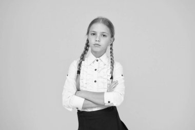 Derslerini ciddiye al. Modern eğitim konsepti. Okula dönüyorum. Üniformalı küçük kız. Dersten sonra çocuk. Evde ders çalış. Okul moda tarzı. zeki görünümlü sarı arka plan