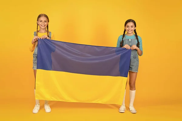 Ukrainska barn. Flickor med blå och Gul flagga. Patriotisk utbildning. Lycklig självständighetsdag. Barn innehar ukrainsk flagga. Patriotism respekt och kärlek till fosterland. Nationellt identitets begrepp — Stockfoto