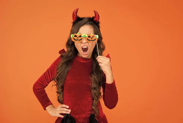 Gritando emocionalmente niño en traje de cuerno de imp a Halloween con gafas de fiesta divertidas, celebración de Halloween —  Fotos de Stock