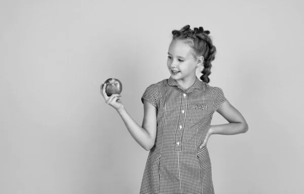 Lente in mijn hoofd. Gelukkig meisje met appels uit de tuin. Kind houdt vers fruit vast. Een kind dat rode appel eet. gezonde zomervoeding. vegetarisch dieet. vruchten bij de herfstoogst. Gezonde voeding in het najaar — Stockfoto