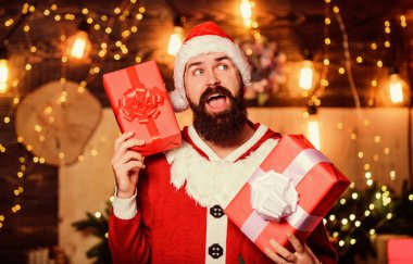 Yeni yıl kutlaması. Sakallı adam Noel Baba Noel 'i hediyelerle kutluyor. Noel Baba 'nın hediye kutusu var. Sevinçle kutlayın. Kış tatilini kutlayın. Eviniz mevsimin tüm neşeleriyle dolu olsun.