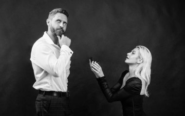 Sevgililer Günü 'nde, kutusunda nişan yüzüğü olan bir adama evlilik teklifi eden aşık çift.