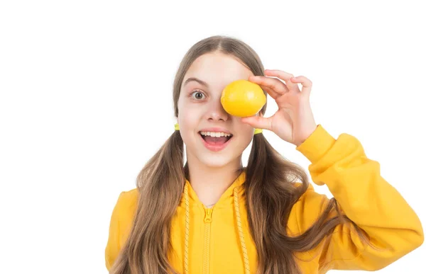 Ευτυχισμένη έφηβος κορίτσι κατέχουν εσπεριδοειδή λεμόνι φρούτα με βιταμίνες που απομονώνονται σε λευκό, βιταμίνη — Φωτογραφία Αρχείου