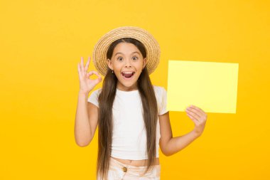 Küçük kız hasır şapka boş fotokopi alanı gösteriyor, mutlu çocukluk konsepti