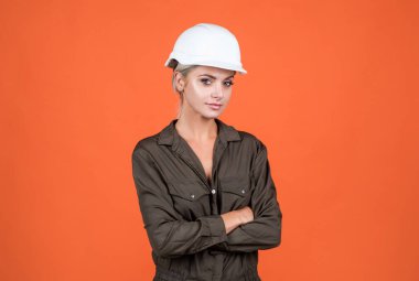Klimalı ve kasklı kadın. Sert şapkalı kadın müteahhit. bina ve inşaat.