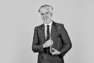 Ofisteki iş adamı bilgisayar defteri. Modern iş dünyasındaki internet teknolojisi. Sakallı adam dizüstü bilgisayar kullanıyor. Bilgisayarla çalışmak. Dijital dünyada yaşamak. Başarılı bir iş. ağ oluşturma uzmanı