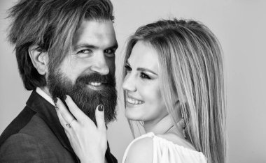 Açık ve sosyal. Zarif bir resmi çift. İş adamı ve bayan kucaklaşır. Erkek ve kadın.