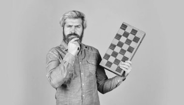 Satranç figürleriyle strateji. Satranç savaşı ve zafer. Oyun konsepti. rekabet ve strateji fikirleri. İş yarışması. Adam satranç oynuyor. İş stratejisi ve taktik kavramı