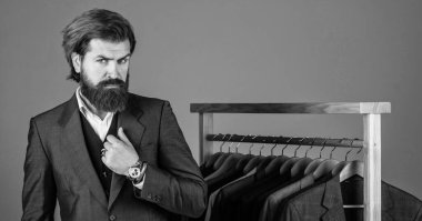 Yakışıklı damat resmi kıyafet düğün günü, sakallı hippi konsepti.