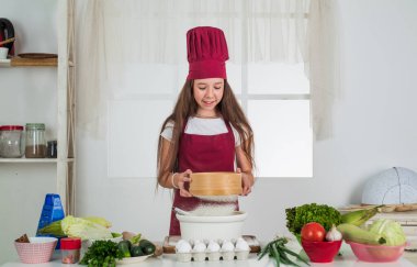 Çocuk mutfakta, çocuklukta para kazanıyor.