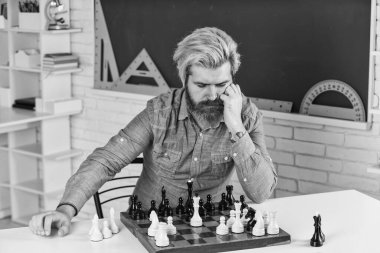 Turnuva sırasında hareketli. Satranç tahtasında taşları oynatmak. Adam satranç taşını tutuyor. Satranç stratejisi geliştiren konsantre bir adam. Arkadaşımla masa oyunu oynuyorum. Satranç taşlarının boyutları.