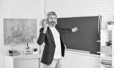 Eğitim ve eğitim. Başarılan öğrenme sonuçlarını doğrula. Öğretmenlik dersi. Modern okul. Bilgi toplama günü. Okula dönelim. Sınıfın tahtasında duygusal sakallı bir adam var. Faiziyle öğretiyor