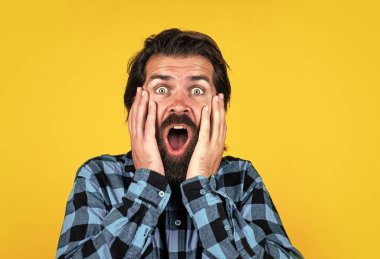 Ne beklenmedik bir haber. Sıradan bir erkek modası. Şaşırtıcı yakışıklı hippi. Berber dükkanı. Olgun adamın bıyığı var. Çok korktum. Kareli gömlekli sakallı adam. Duygusal yüzlü vahşi bir adam.