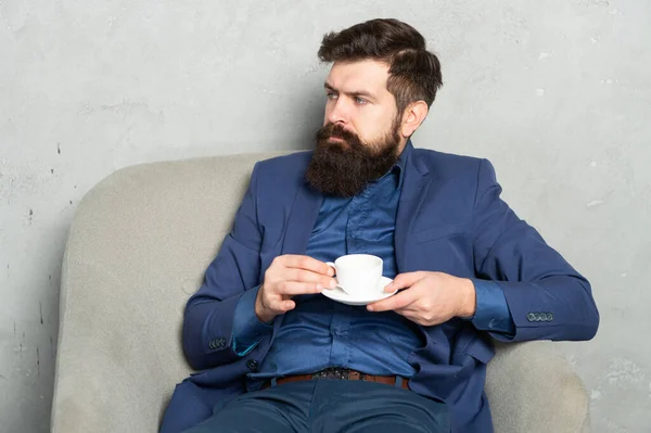 Relajante hombre profesional beber café sentado en sillón de descanso, pausa para el café —  Fotos de Stock