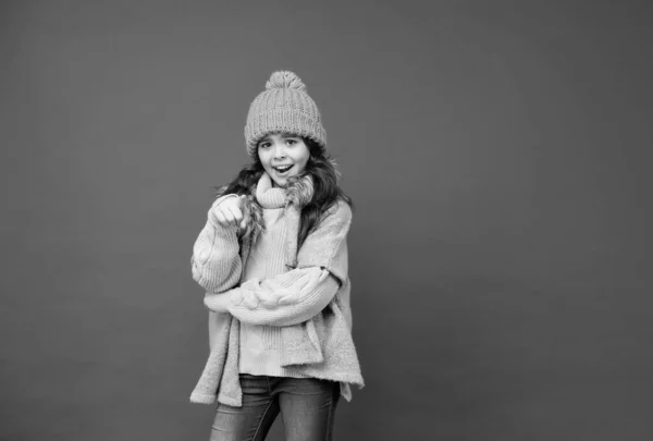 Stilvolles Kind in Strickwaren Pflege Gesundheit in der kalten Jahreszeit, Kopierraum, Mode-Look — Stockfoto