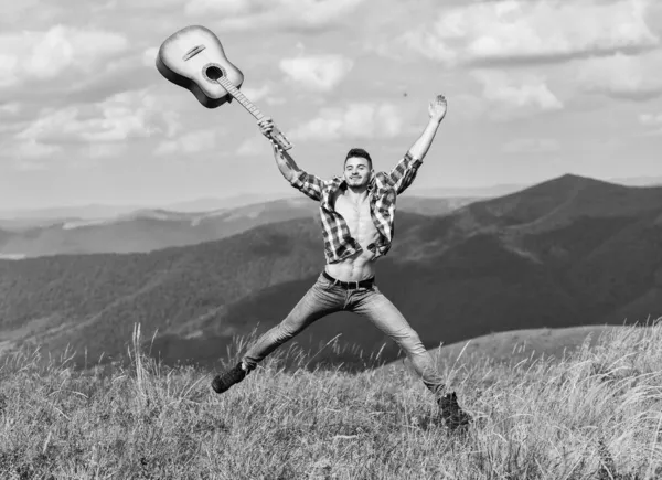 Belleza de la naturaleza. Buscando inspiración. Caminando solo. Guy excursionista disfrutar de la naturaleza pura. Hombre con guitarra caminando en la cima de la montaña. Destinos de vacaciones. Aire fresco de montaña. Explorando la naturaleza — Foto de Stock